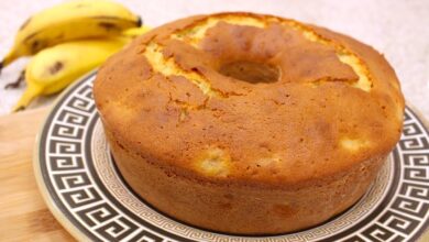 Bolo de banana mais fácil do mundo - fofinho e super rápido de fazer