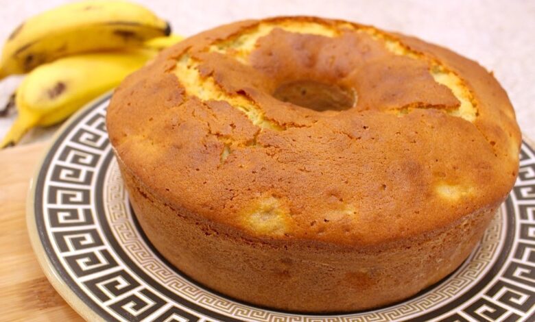 Bolo de banana mais fácil do mundo - fofinho e super rápido de fazer